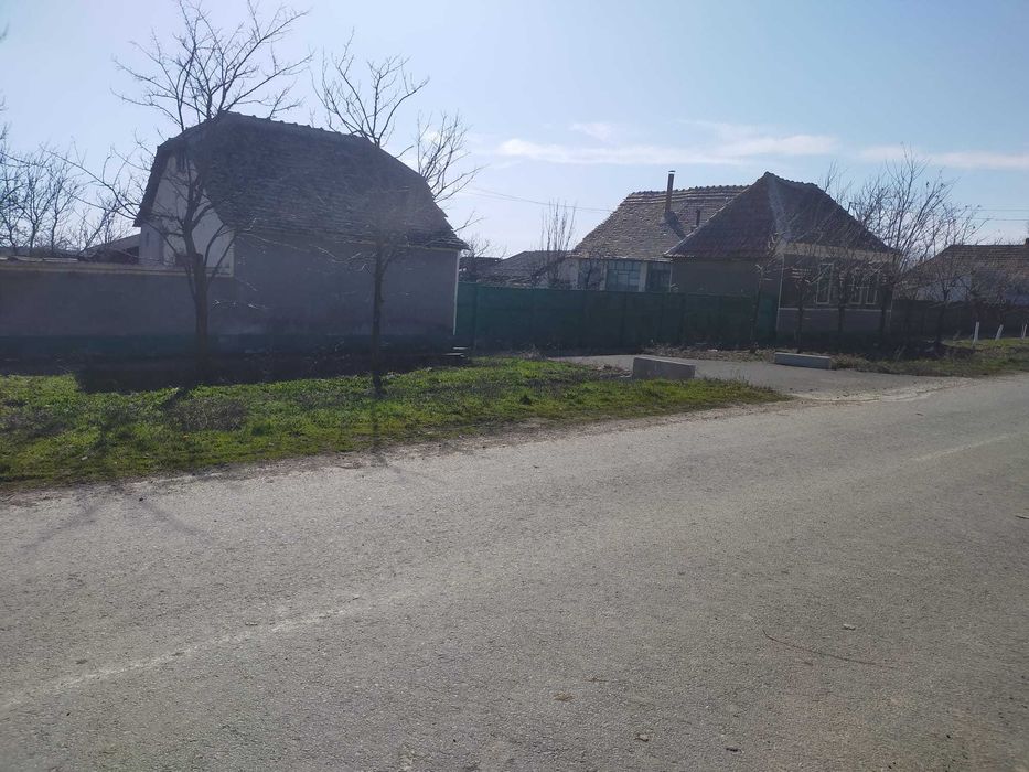 Casa de vanzare cu teren, comuna Livezile