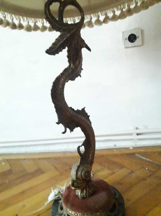 Veioza din bronz asezata pe un blat de marmura cu tenta asiatica