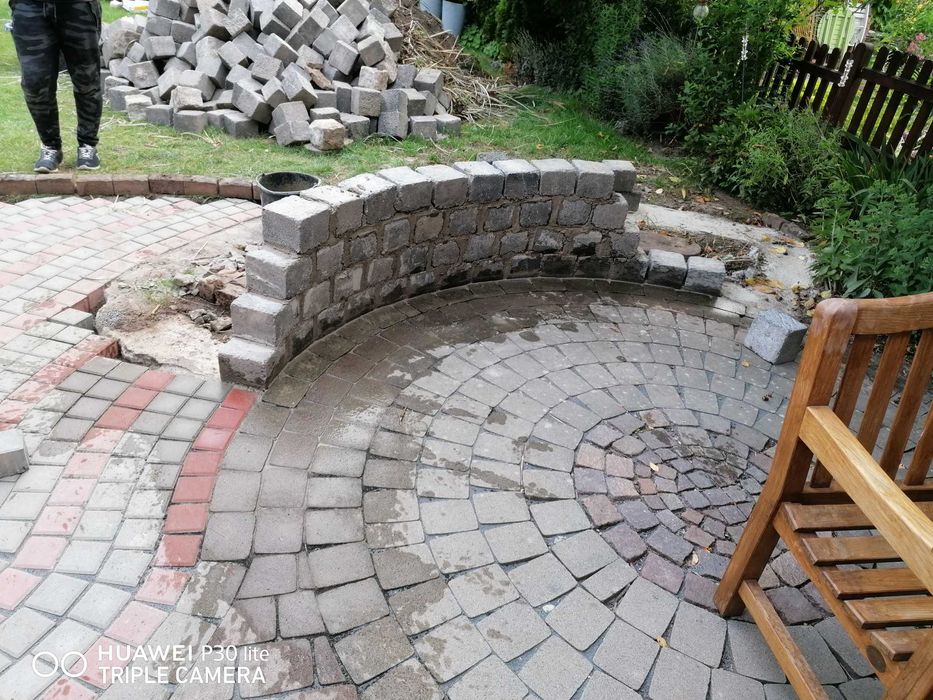 Услуги с Мини Багер и Самосвал ,Редене на павета ,Изкопи и Извозване