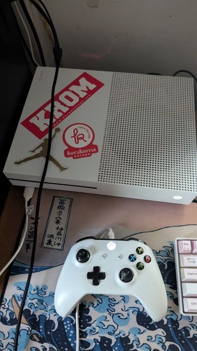Xbox one s cu 256gb ,cu o maneta sau dau la schimb