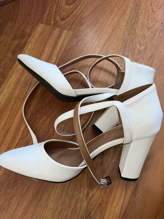 Pantofi cu toc albi
