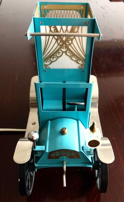 Много стара лампа олдтаймър от метал. Антика.