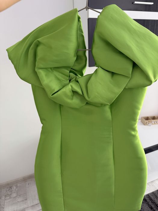 Vând rochiță verde marca Poema, mărimea 38, purtată o singură dată, în stare foarte bună