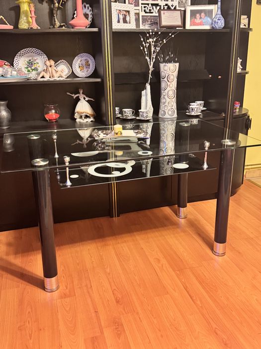 Masa din sticla neagra