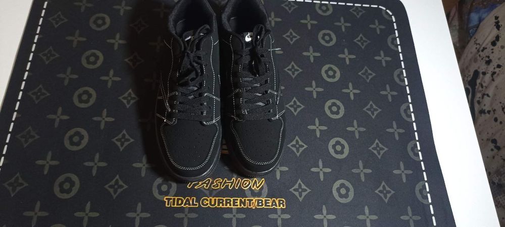 Кросовки Nike черные 42 размер/ новые