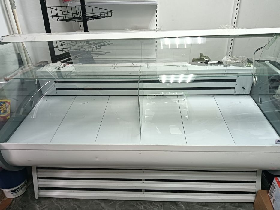 Продаю витринный холодильник