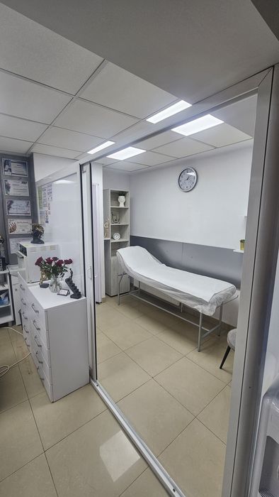 Închiriez cameră salon