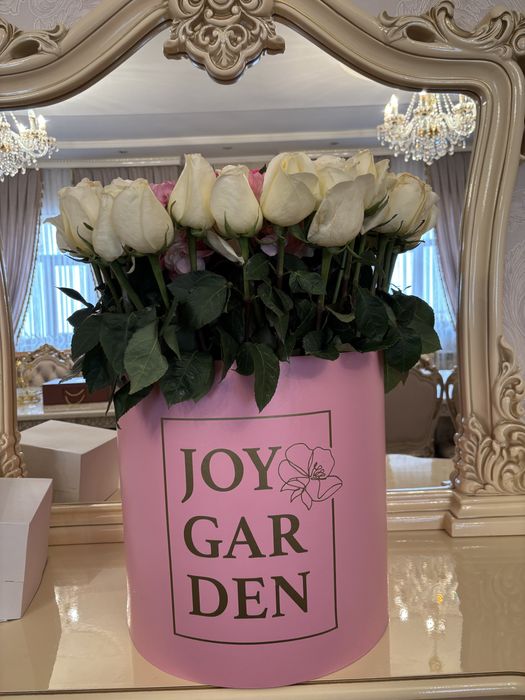 Огромный букет в корзине