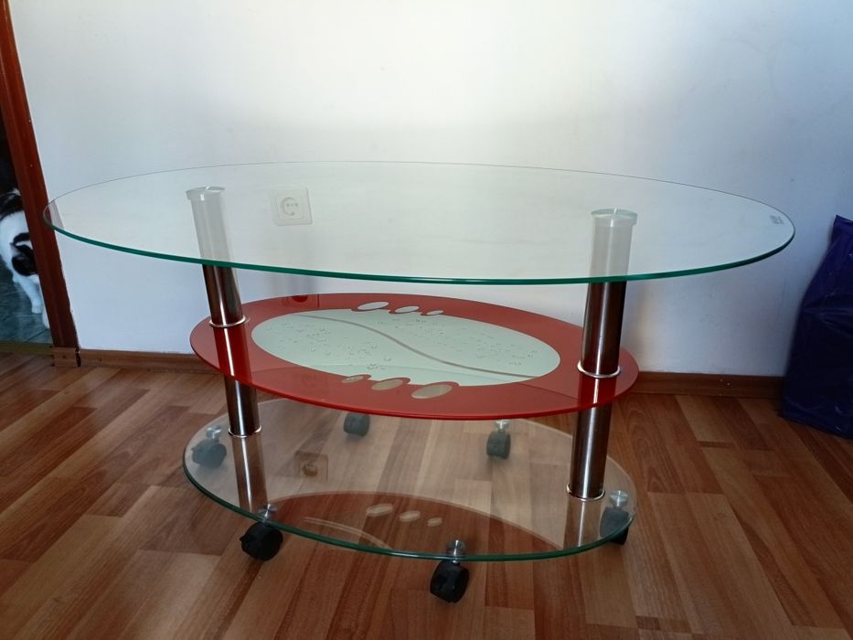 Masa de sticla cu roti care se pot bloca