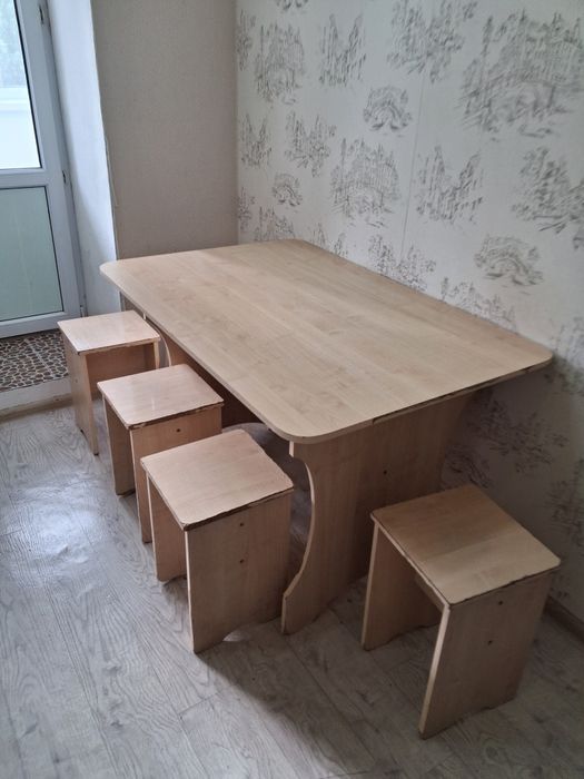 Продам кух стол с табуретками
