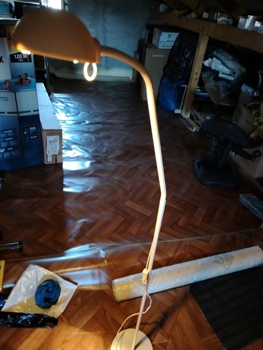 Lampadar și lampă de birou