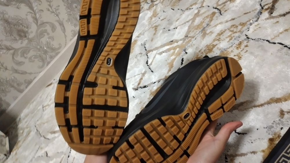 Продаются новые кроссовки