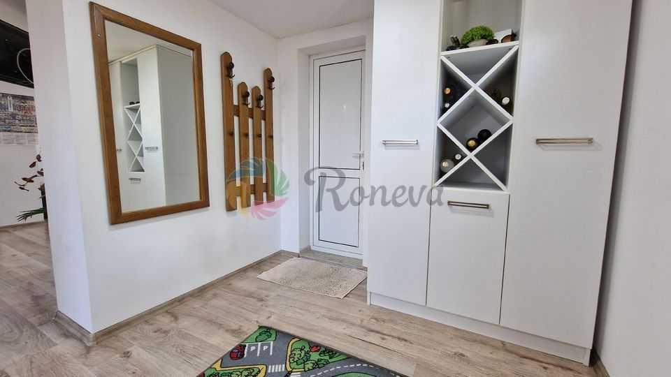 Малко имение с басейн в близост до язовир! Две паркоместа!