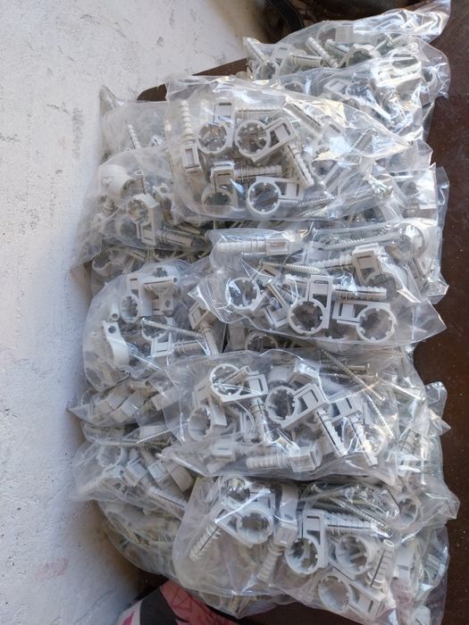 Cleme cu diblu ptr.tub pvc