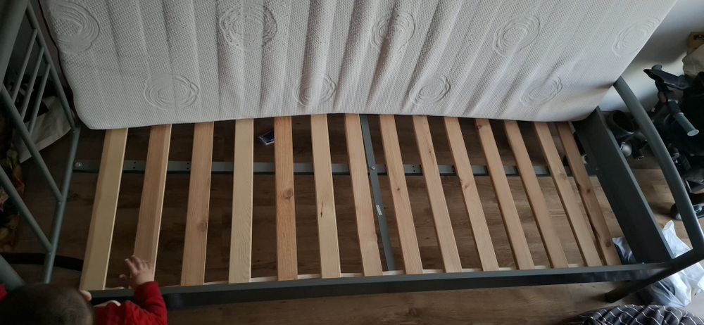 Vând pat pentru o singură persoană, destul de mare