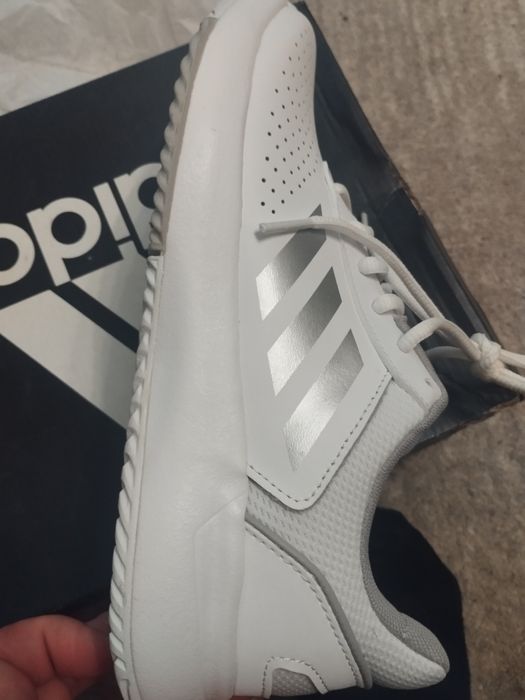 Дамски маратонки Адидас нови 70лв