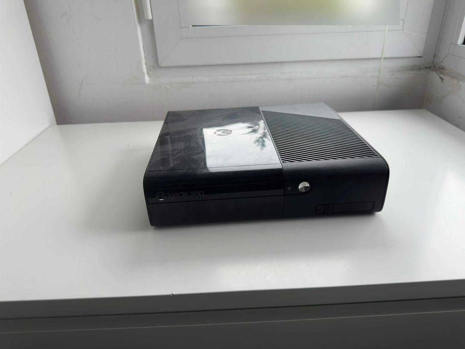 Xbox 360 500GB + Kinect + 2 Controllere + 11 Jocuri