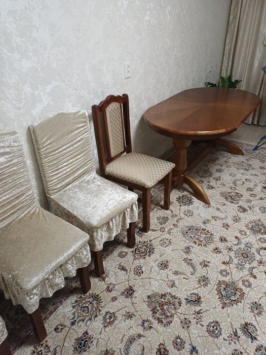 Продам стол и стулья.