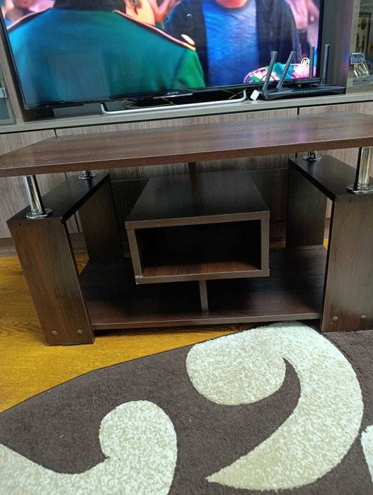 Vand coltar extensibil impreuna cu un fotoliu din piele neagra.