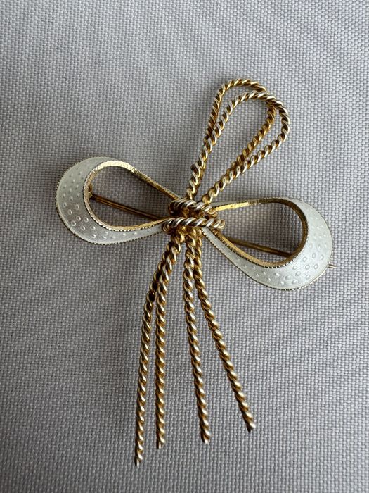 Brosa scandinava argint si email