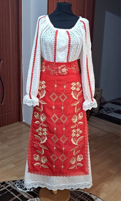 Costum femei disponibil M L