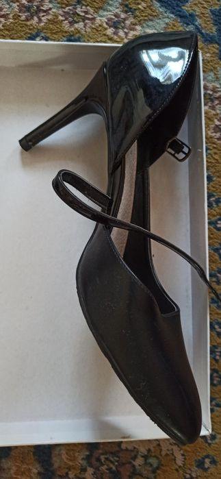 Продам туфли черные на каблуке