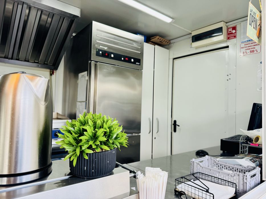 Rulota comerciala PRAGMATEK truck FAST FOOD complet echipata - afacere la cheie