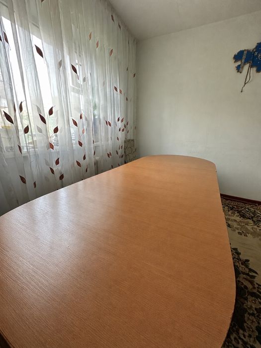 Продам большой раскладной обеденный стол.