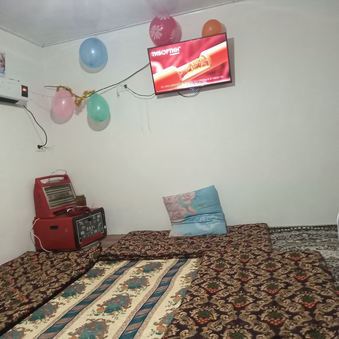 Uxlab yotgan yigit porno filmga oralib qoladi