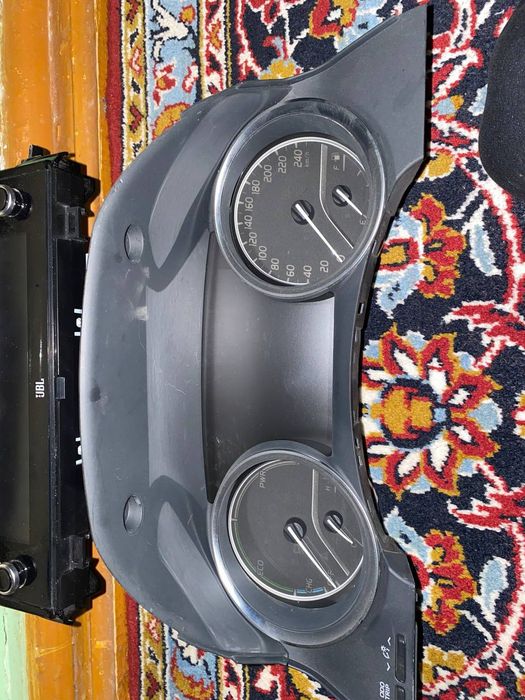 Табло и магнитофон Таёта кемри гибрит