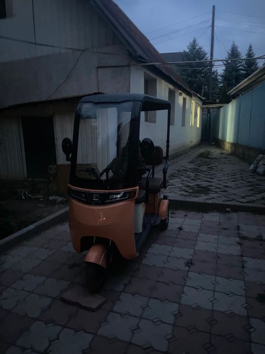 Электричный трицикл с крышей