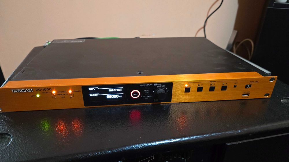 TASCAM CG-1000
Generator de clock