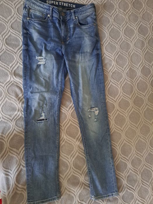 blugi albaștri rupti