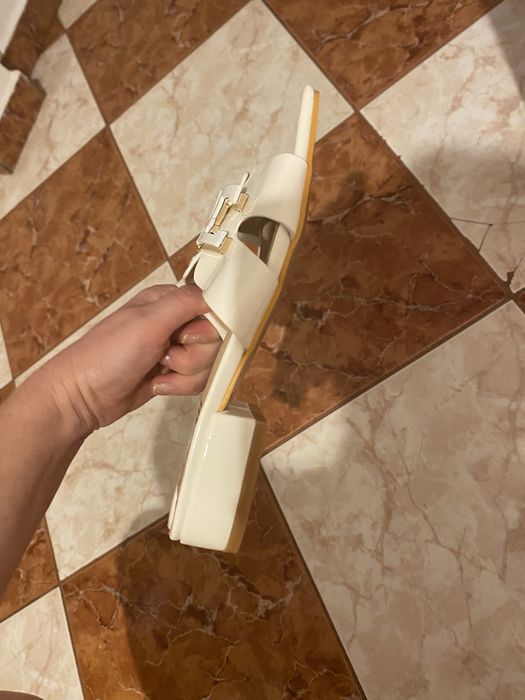 Papuci albi cu toc mic nr 35