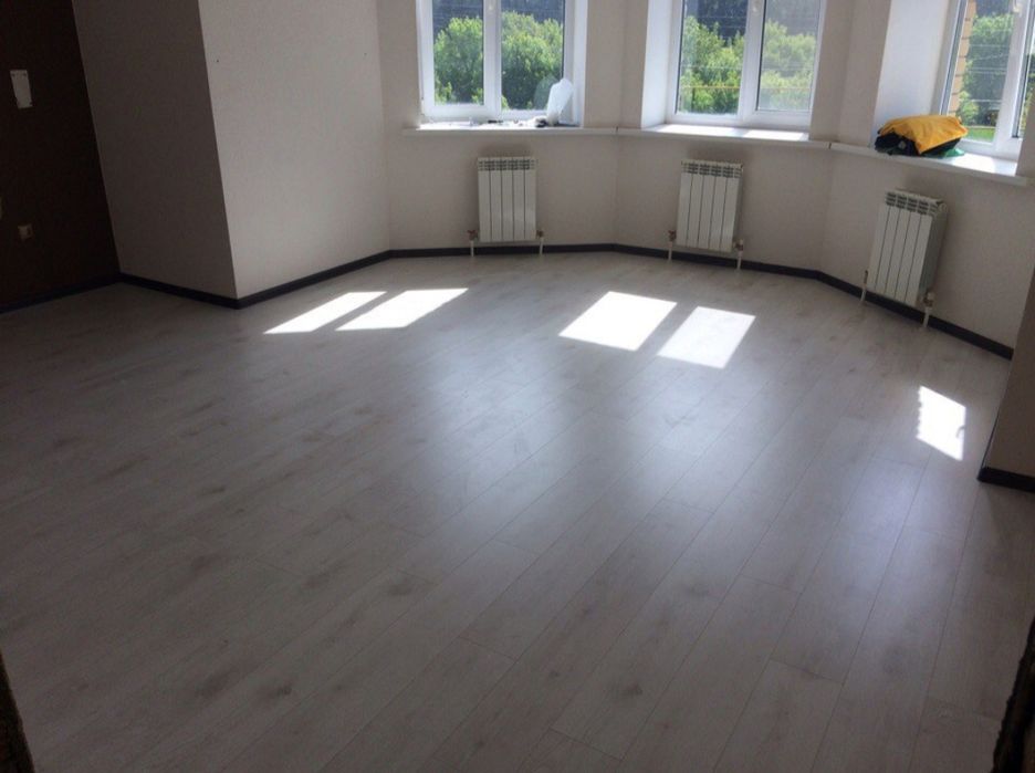 Укладка линолеума, укладка ламината,монтаж плинтуса полиуретан,