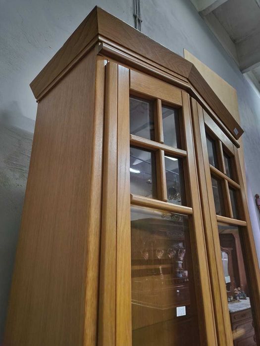 Висок шкаф витрина с осветление от дъбов масив и стъклени плотове