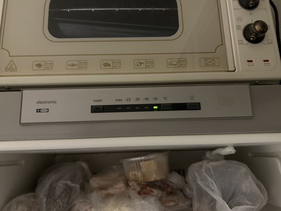 Холодильник с морозильной камерой