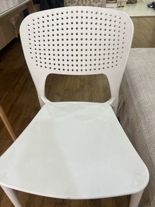 Белые стулья из пластика в отличном состоянии.