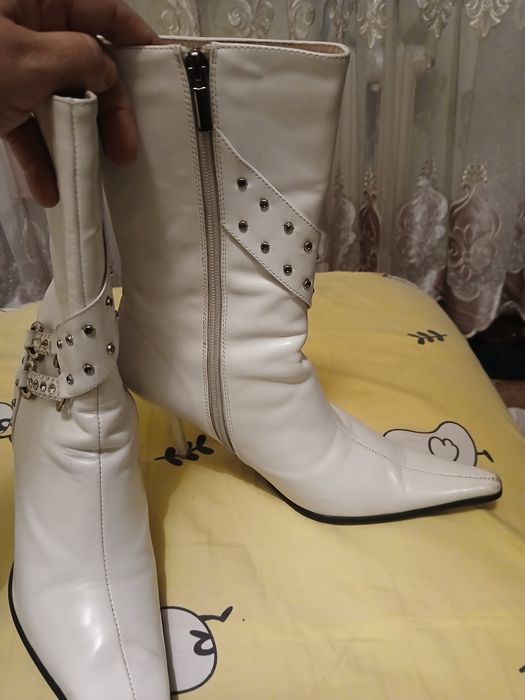 Продам белые полусапожки