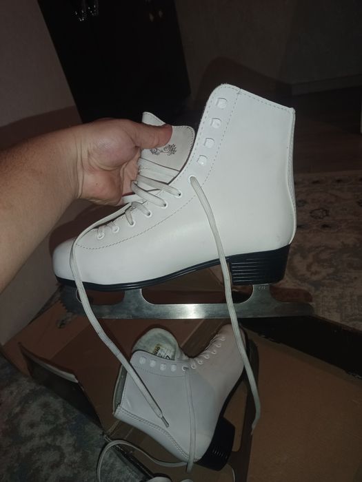 Продам новые коньки