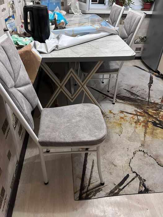 Стол и стулья 6 шт для кухни