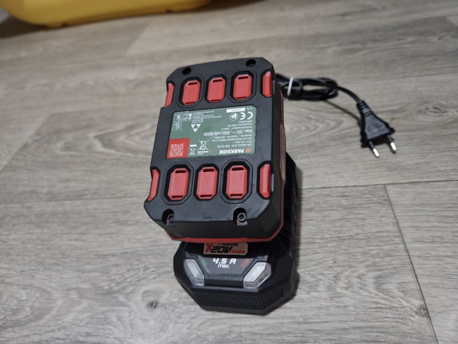 Акумулаторна смарт батерия Parkside 4ah и зарядно.