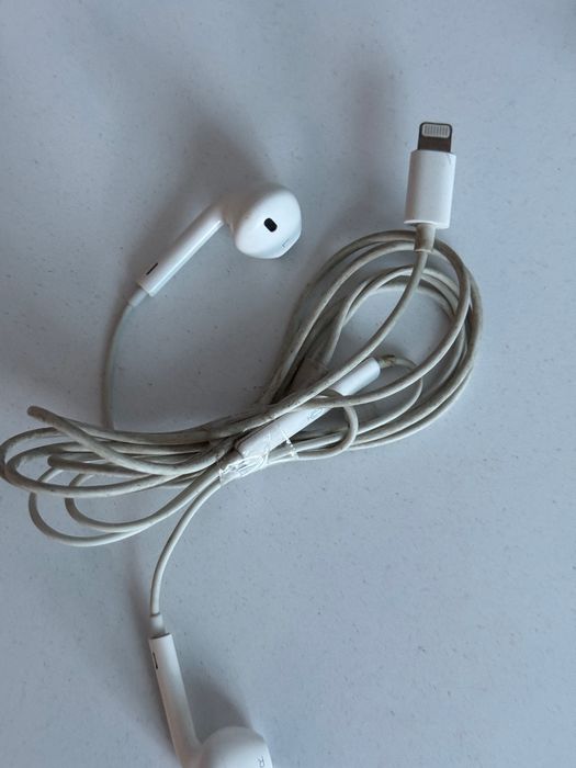 Casti cu fir, mufa Lightning, microfon, stare foarte buna