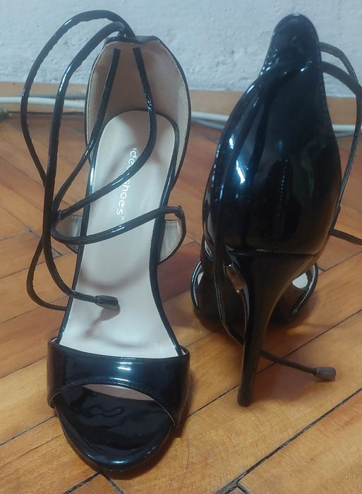 Лачени черни сандали