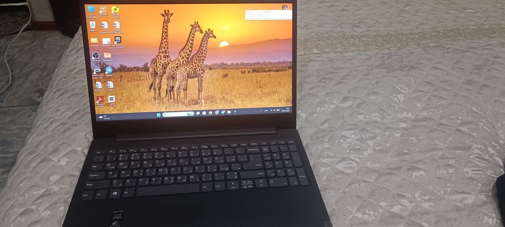 Ноутбук Lenovo CCD qoʻyilgan