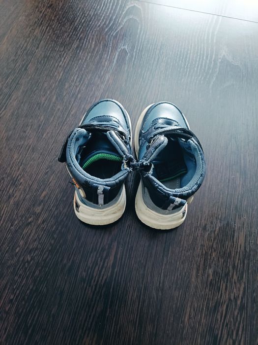 Продам ботинки на мальчика (демисезон)