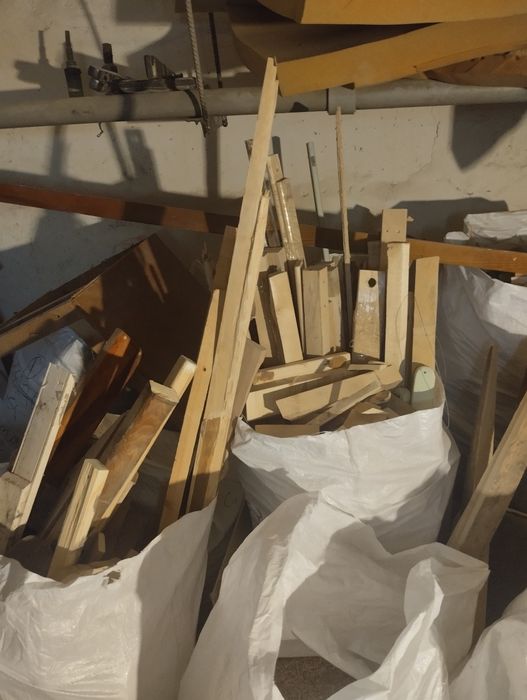 Дрова, остатки столярной работы в мешках