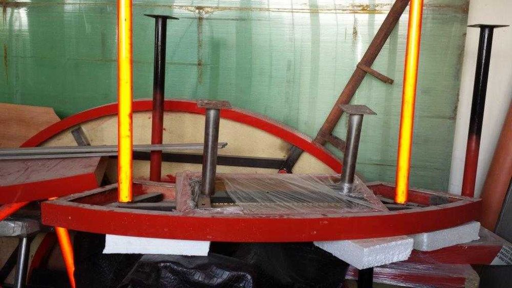 Червени маси и барплотове от стъклопласт различни размери