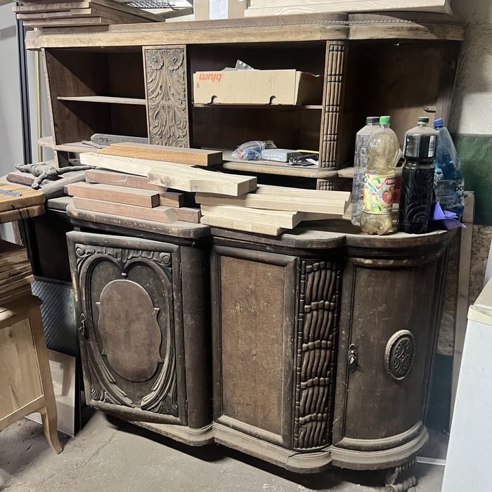 Mobila veche din lemn masiv