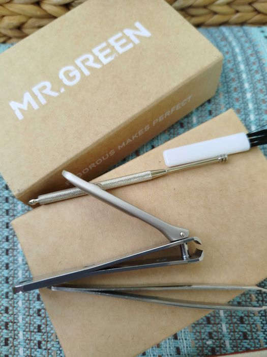 Козметичен комплект, нокторезачка, пинцета. Нови, подарък.